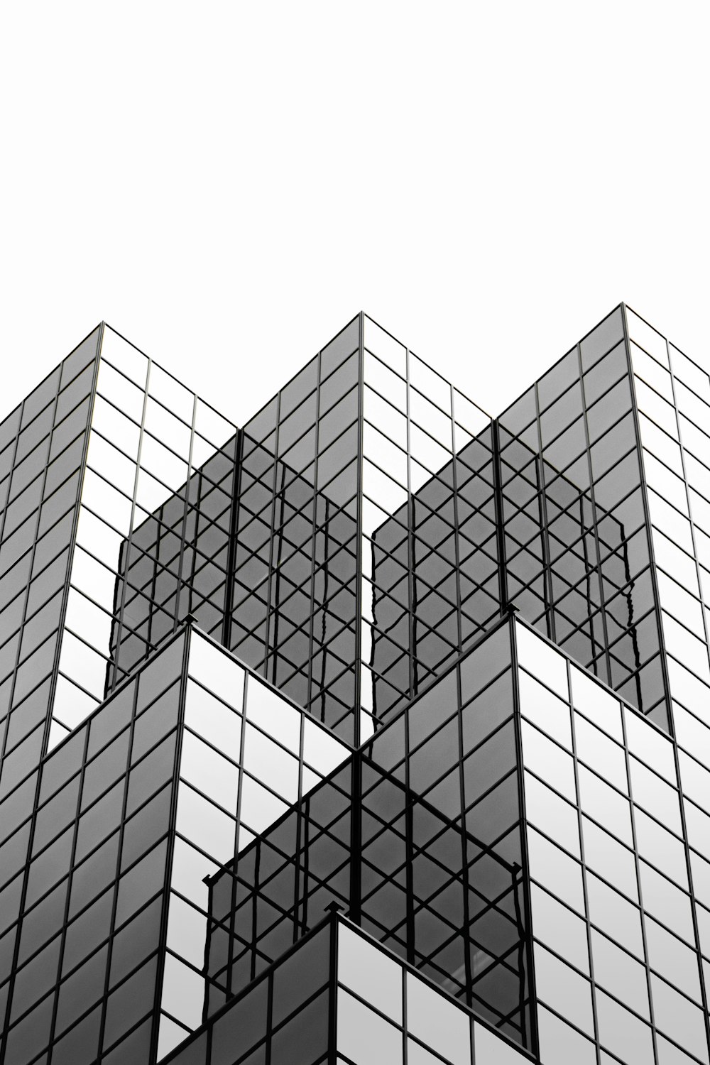 Ein Schwarz-Weiß-Foto eines hohen Gebäudes