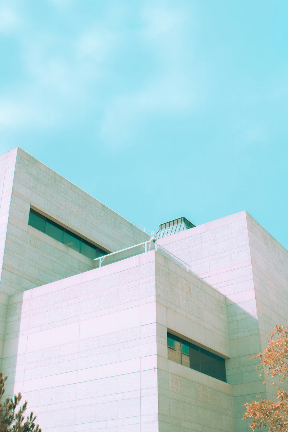 un edificio con un orologio in cima