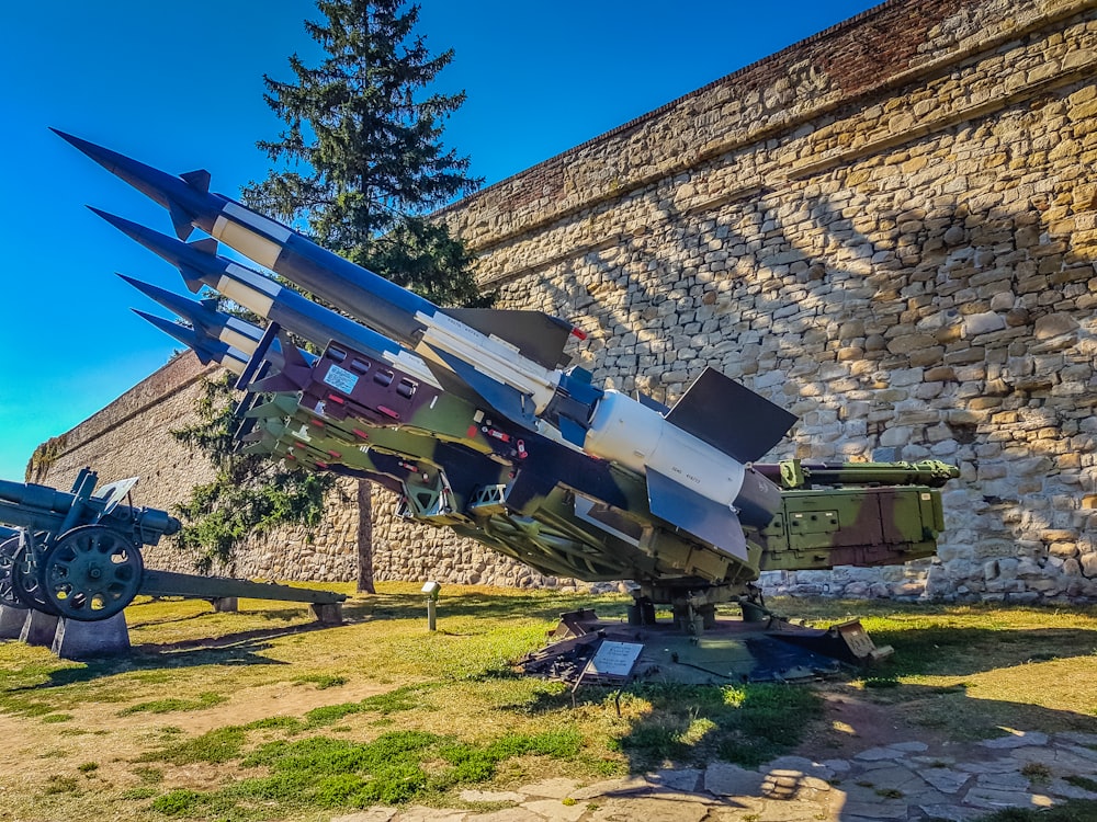 un grande oggetto metallico seduto in cima a un campo coperto di erba