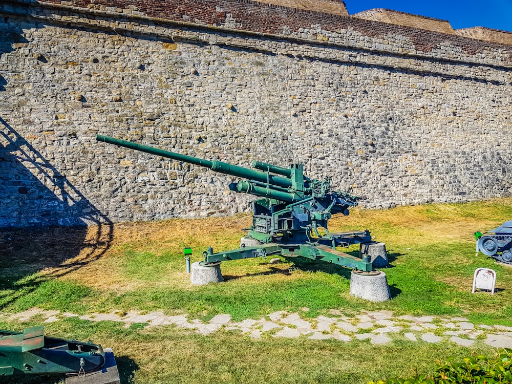 un cannone seduto in cima a un campo coperto d'erba