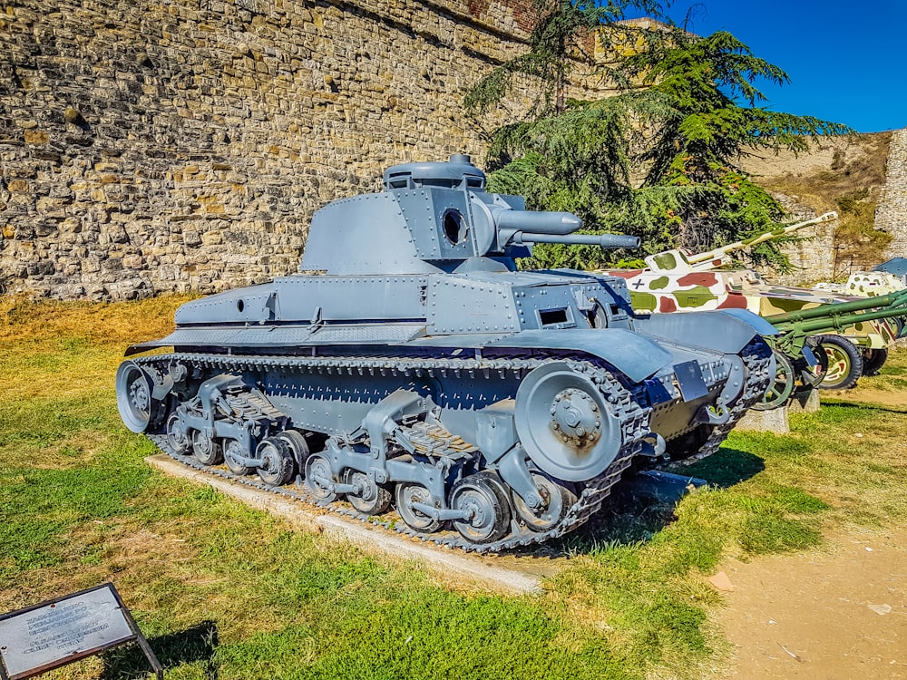 um tanque velho está em exibição em um museu
