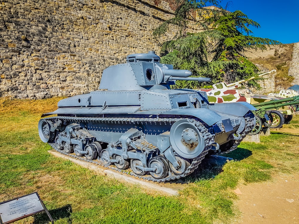 Un viejo tanque está en exhibición en un museo