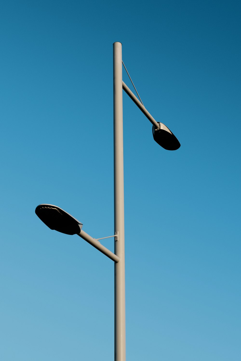 un lampadaire avec un ciel bleu en arrière-plan