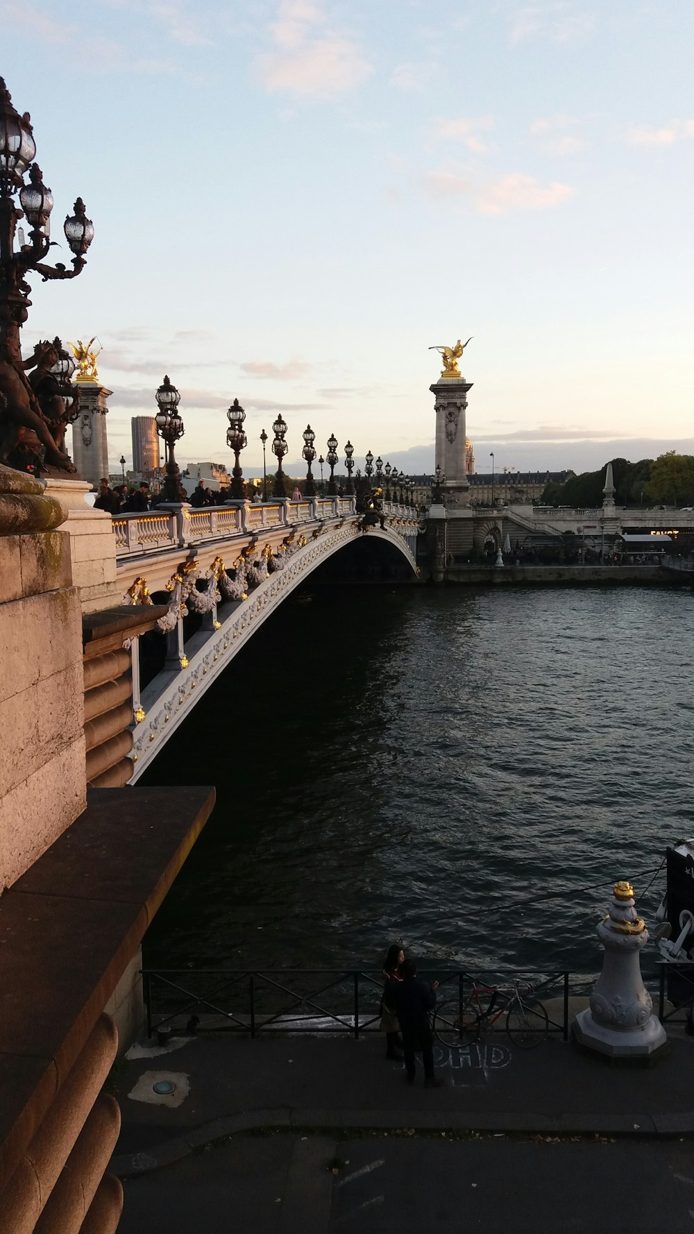 eine Brücke über ein Gewässer mit Statuen darauf