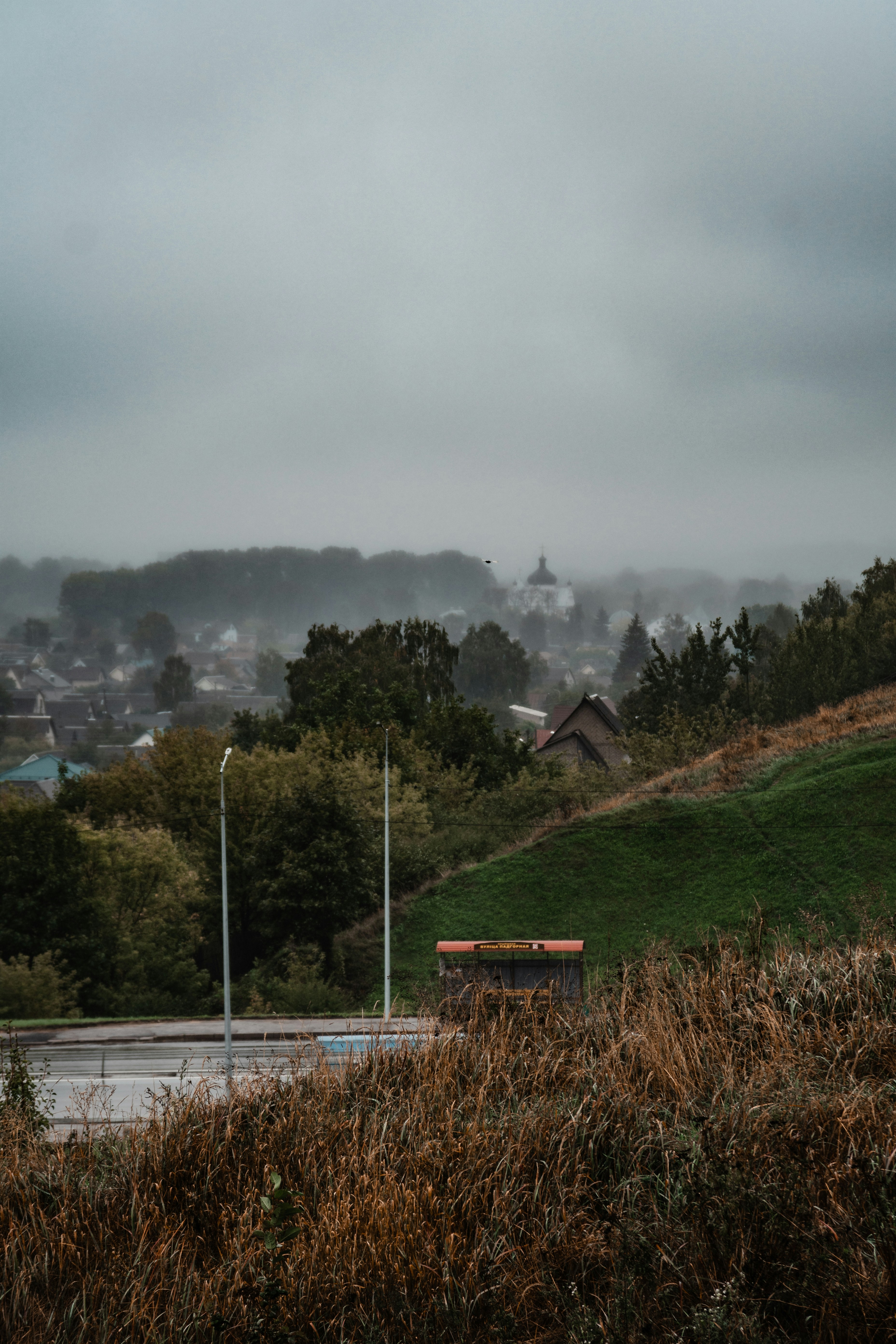 Une vue d’une ville depuis le sommet d’une colline