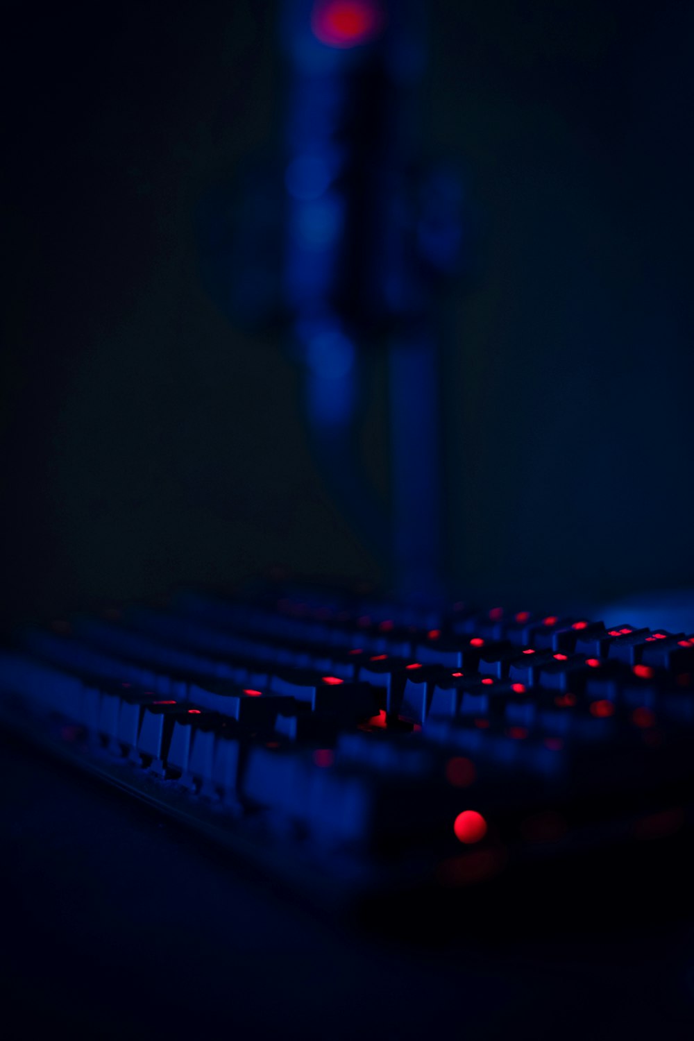 Nahaufnahme einer Tastatur mit rotem Licht