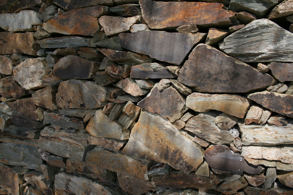 Nahaufnahme einer Steinmauer aus Felsen