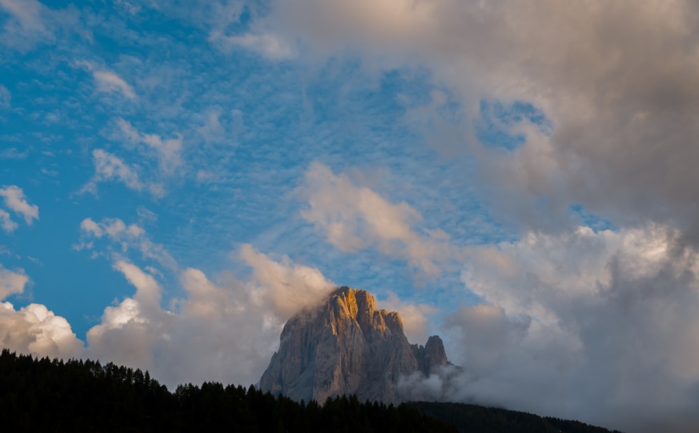 a mountain is shown with clouds in the sky