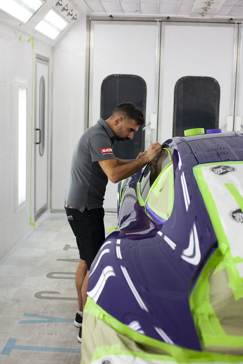 Vehículo siendo pintado en un taller automotriz