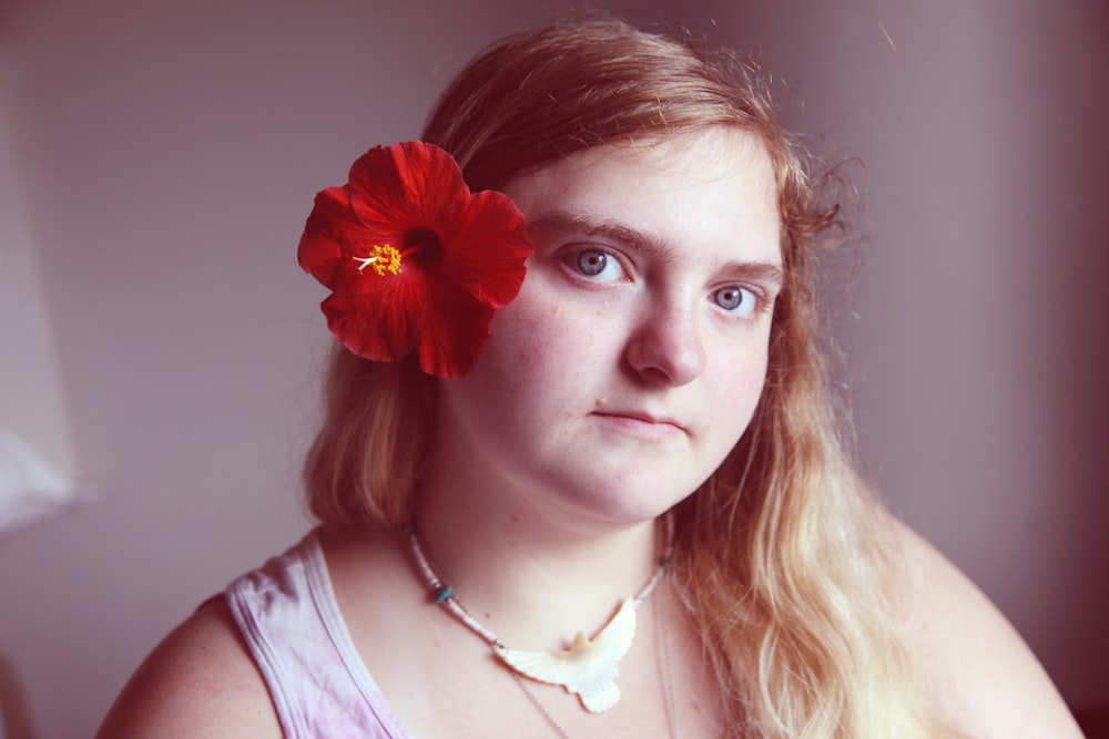 Una donna con un fiore tra i capelli