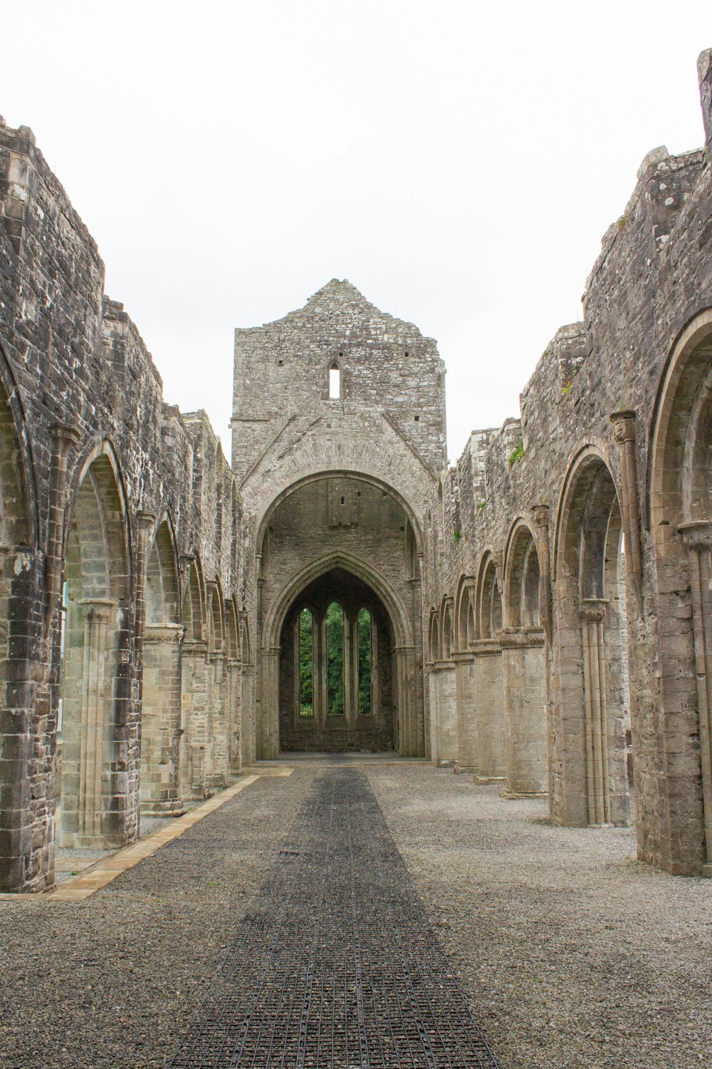 an old stone building with a stone archway