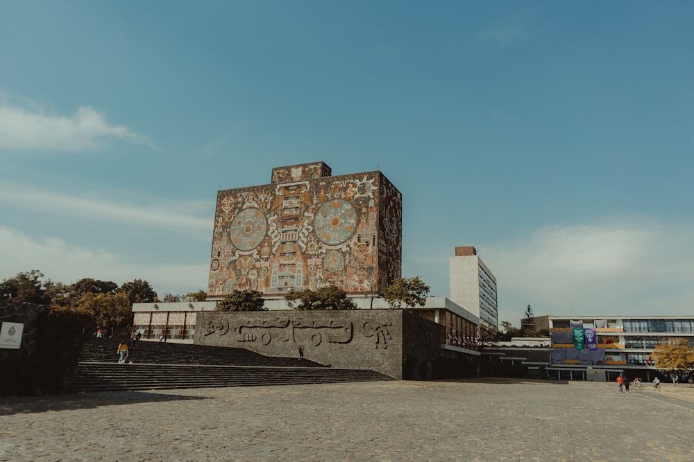 un grand bâtiment avec une horloge sur le côté