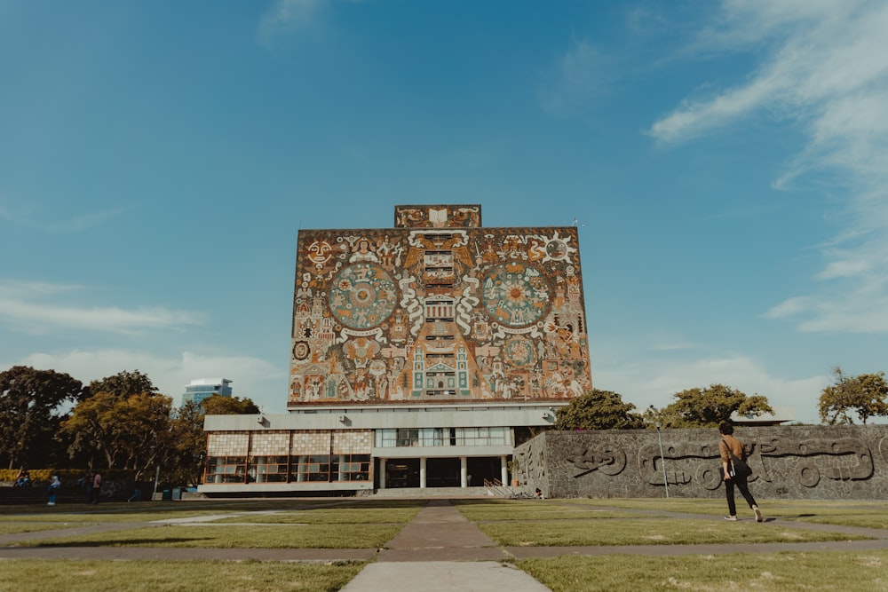 un grand bâtiment avec une peinture murale sur le côté