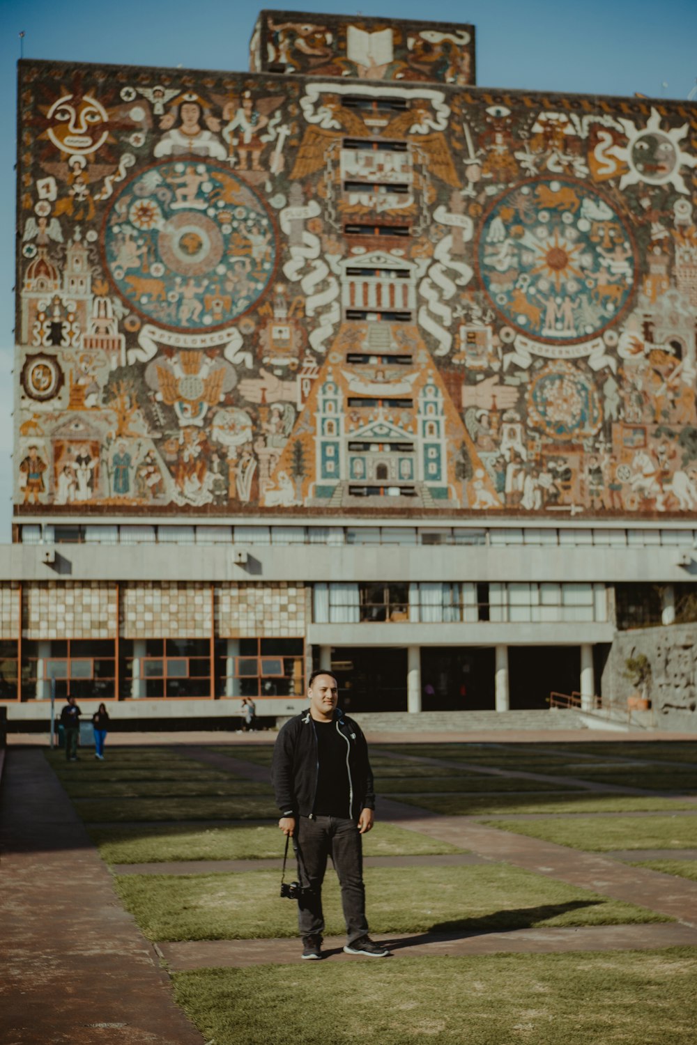 Un homme debout devant un grand bâtiment