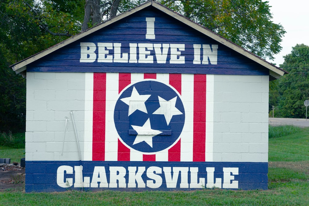 a sign painted on the side of a building that says i believe in clarksville