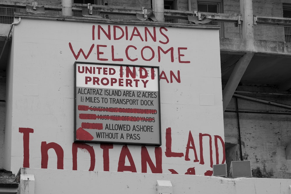 Un panneau sur le côté d’un bâtiment qui dit l’accueil des Indiens