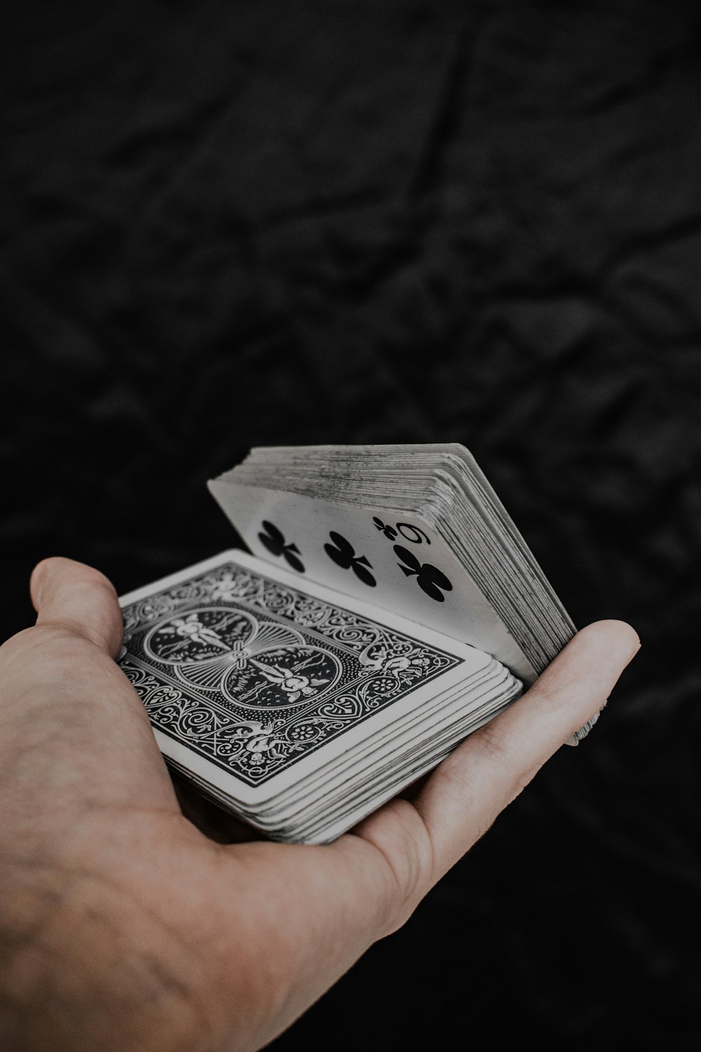 eine Person, die eine Spielkarte in der Hand hält