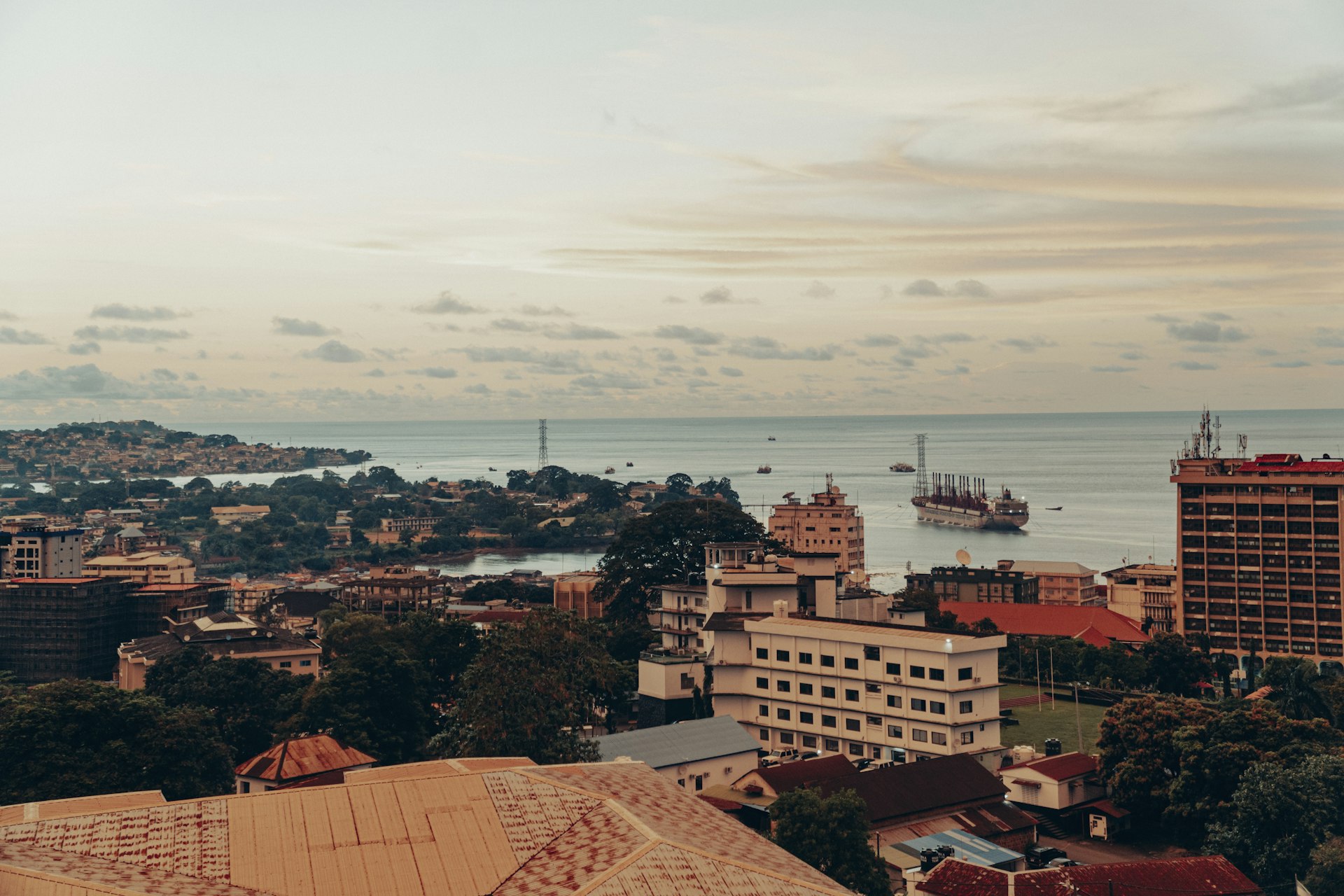 Vue panoramique sur la ville de Freetown et le plan d eau en Sierra Leone