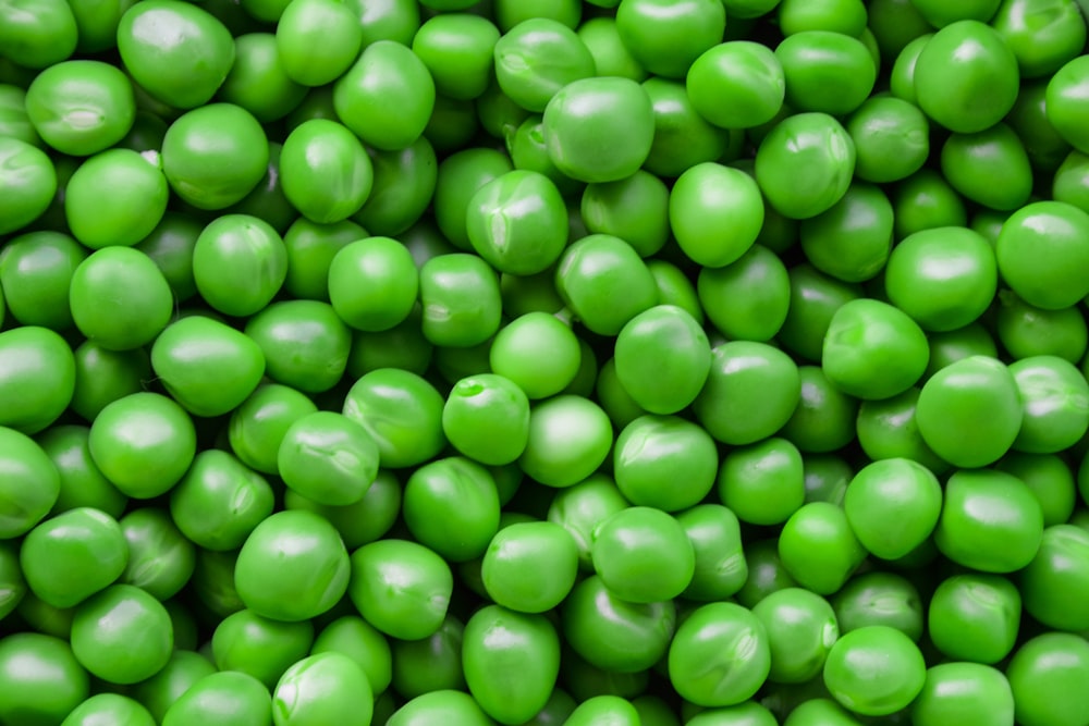 a close up of a bunch of green peas