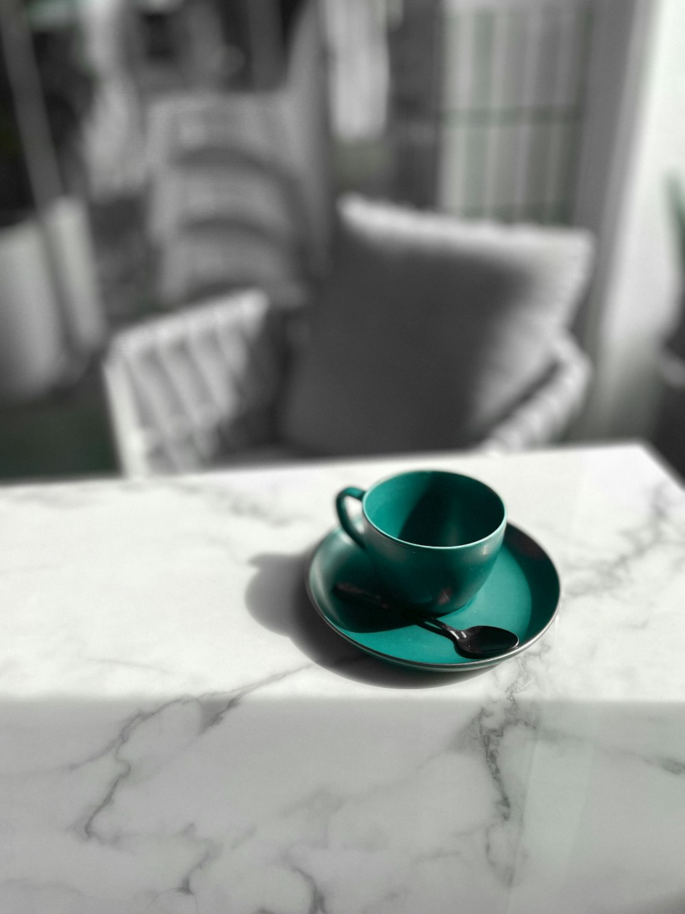 une tasse et une soucoupe assises sur une table en marbre