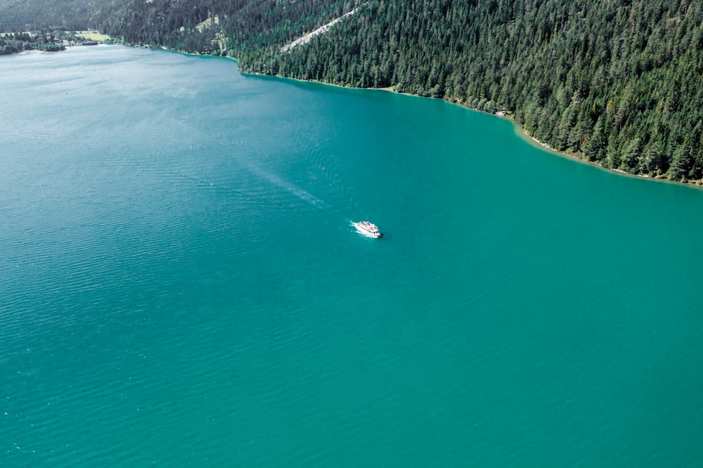 una barca nel mezzo di un grande specchio d'acqua