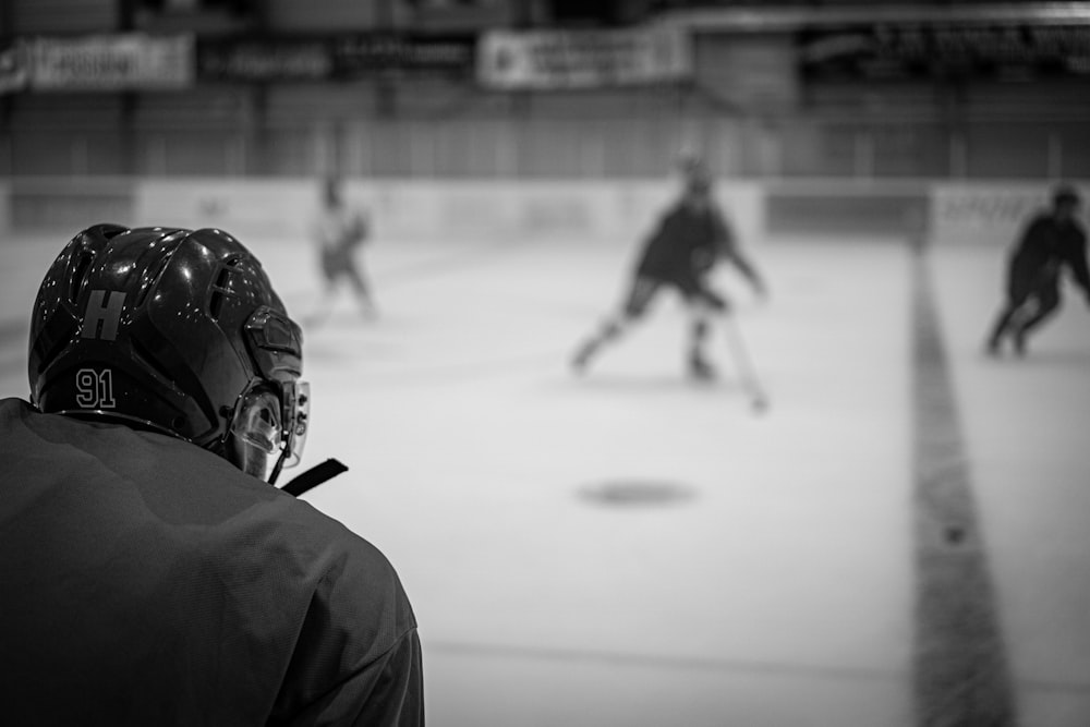 un groupe de personnes jouant au hockey sur glace