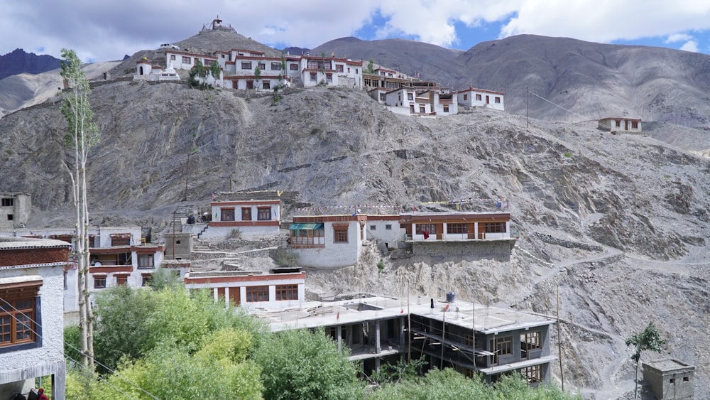 Un grupo de edificios sentados en la cima de una montaña