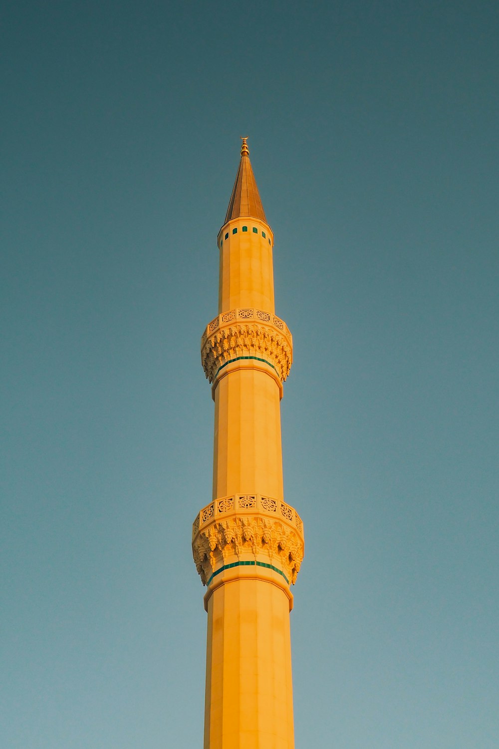 Ein hoher gelber Turm mit einem Himmelshintergrund