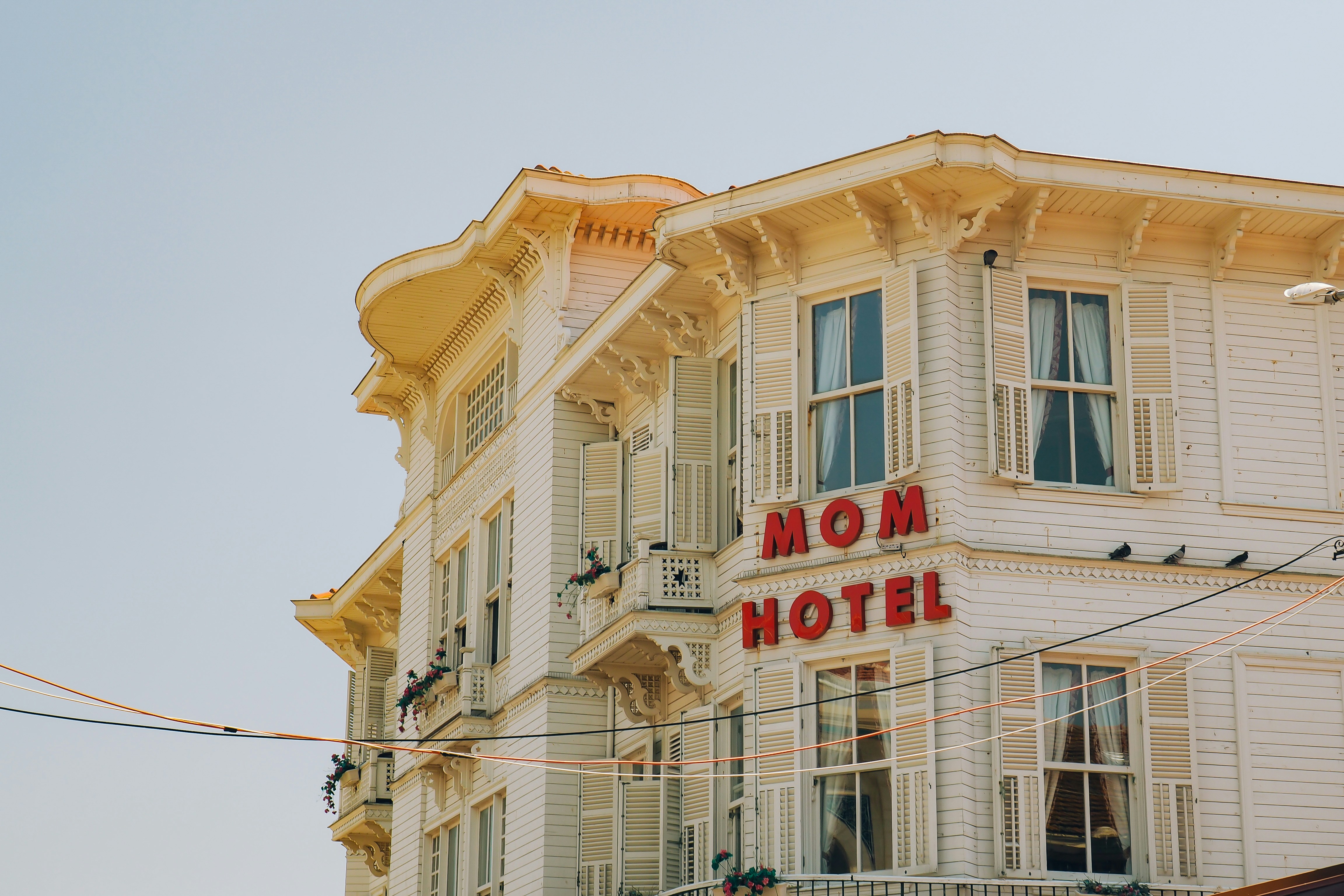 a sign in front of a building, 