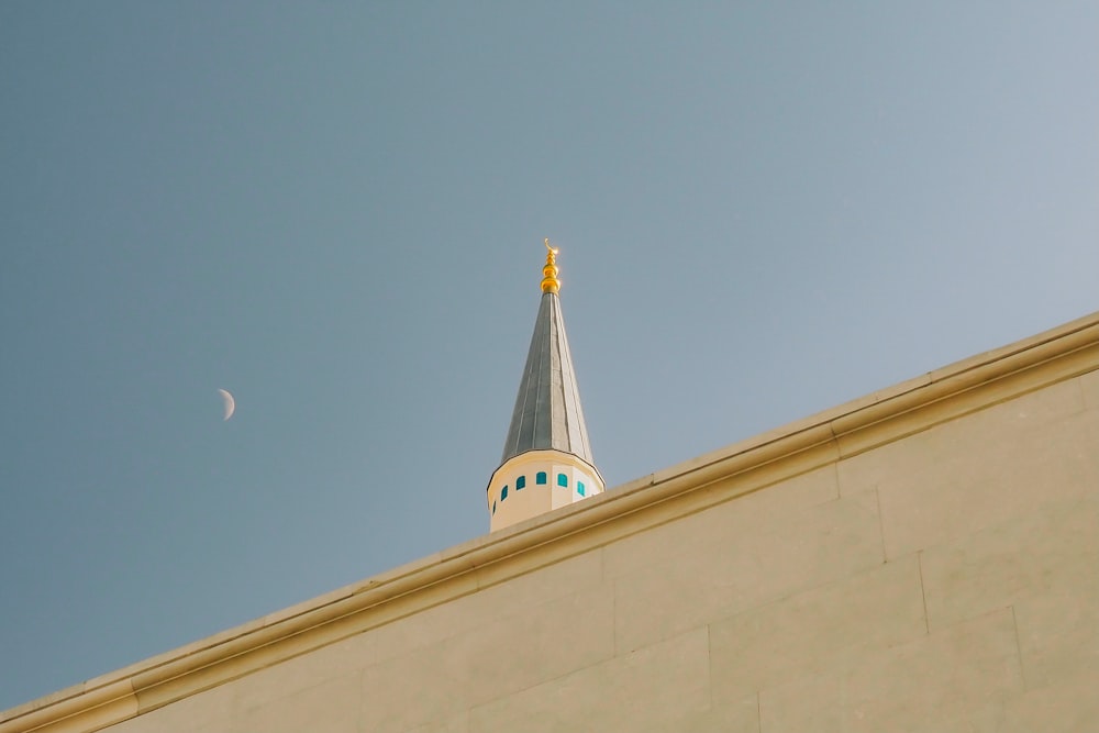 Ein Gebäude mit einem Kirchturm und einem halben Mond am Himmel
