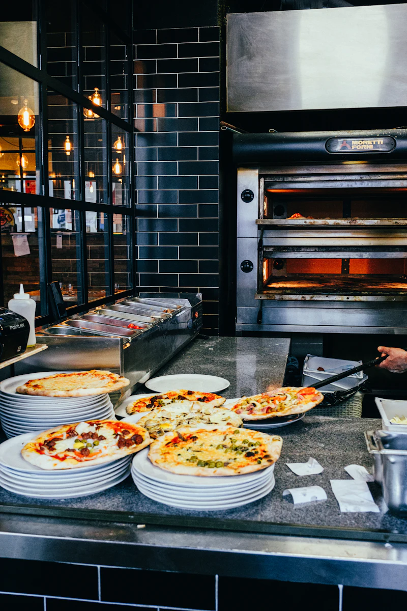 Il pizzaiolo al lavoro davanti al forno