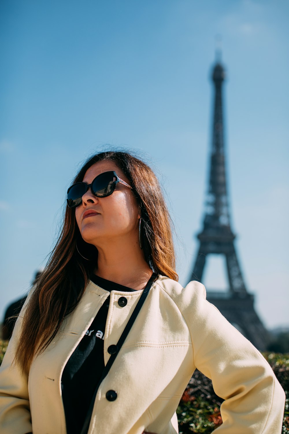Una donna in piedi davanti alla Torre Eiffel