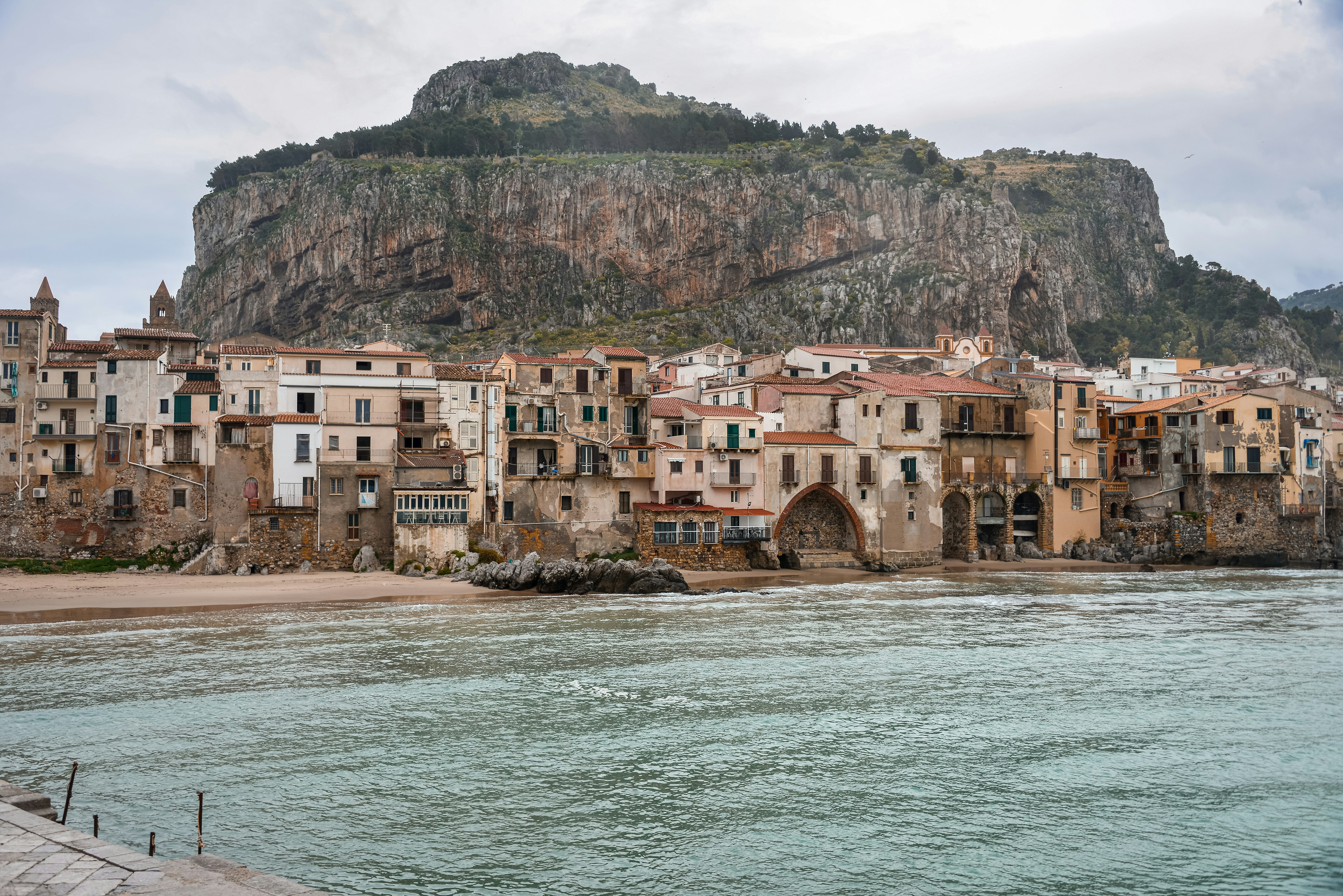 a group of buildings next to a body of water, 