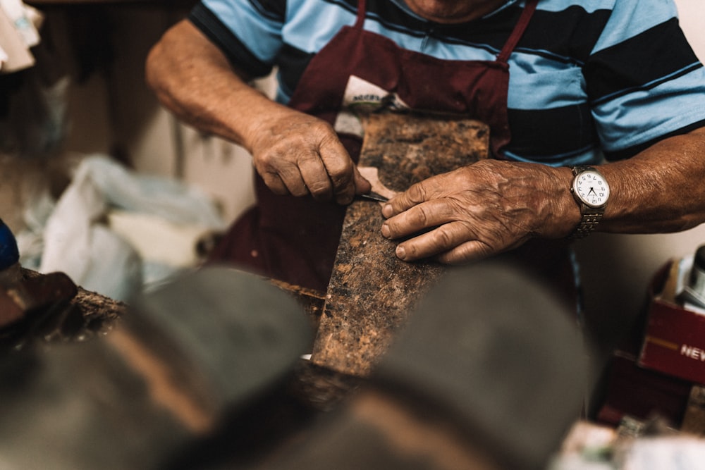 Un hombre está trabajando en un pedazo de madera