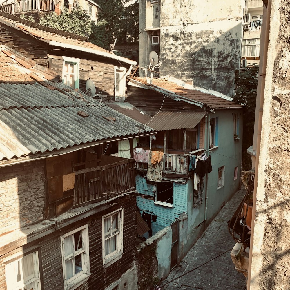 a narrow alley way with a few buildings