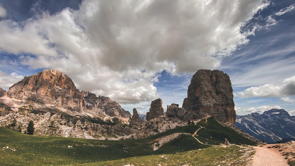 Un paisaje de montaña con un camino que lo atraviesa