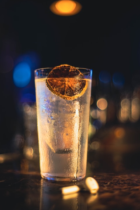 Un cocktail dans un verre Tumbler