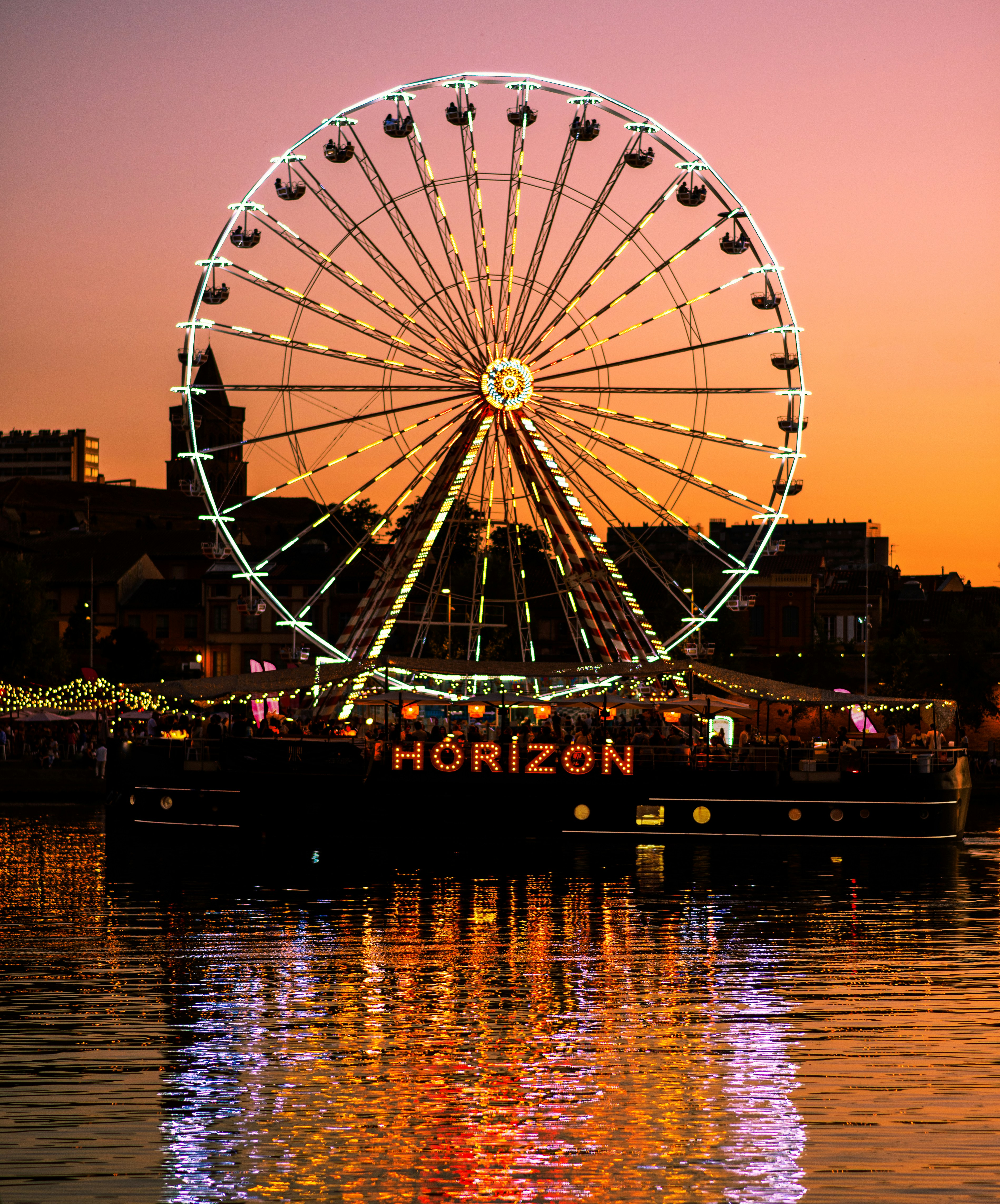 水域の上に座っている観覧車