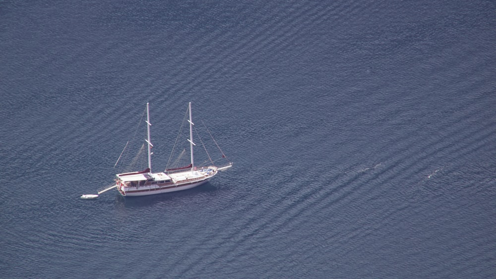 un velero flotando en medio de un cuerpo de agua