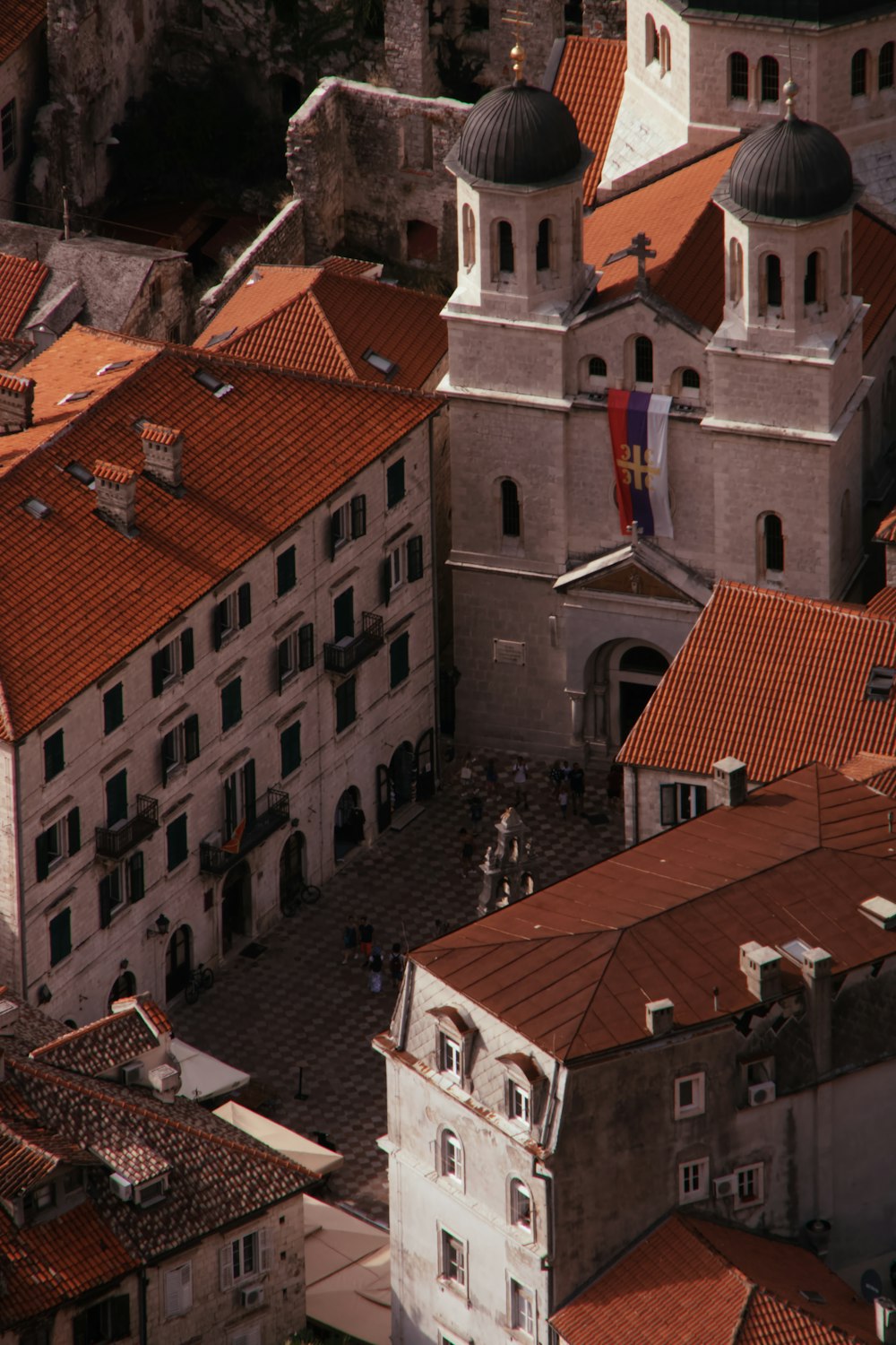 Luftaufnahme einer Stadt mit Glockenturm