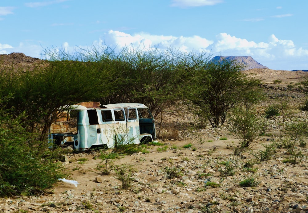 Un viejo autobús sentado en medio de un desierto