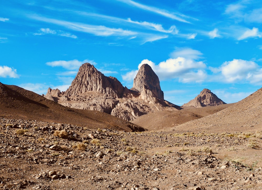 Eine Bergkette in der Wüste unter blauem Himmel