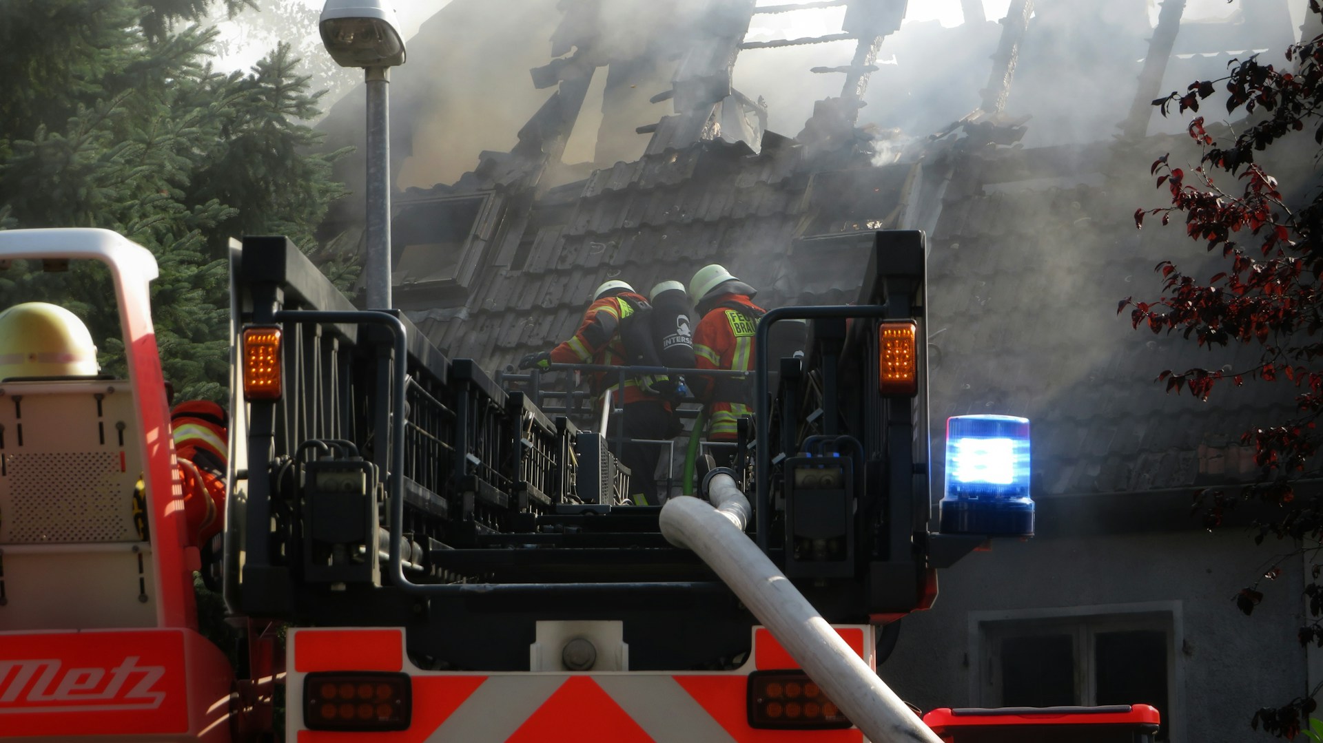 gray computer monitor