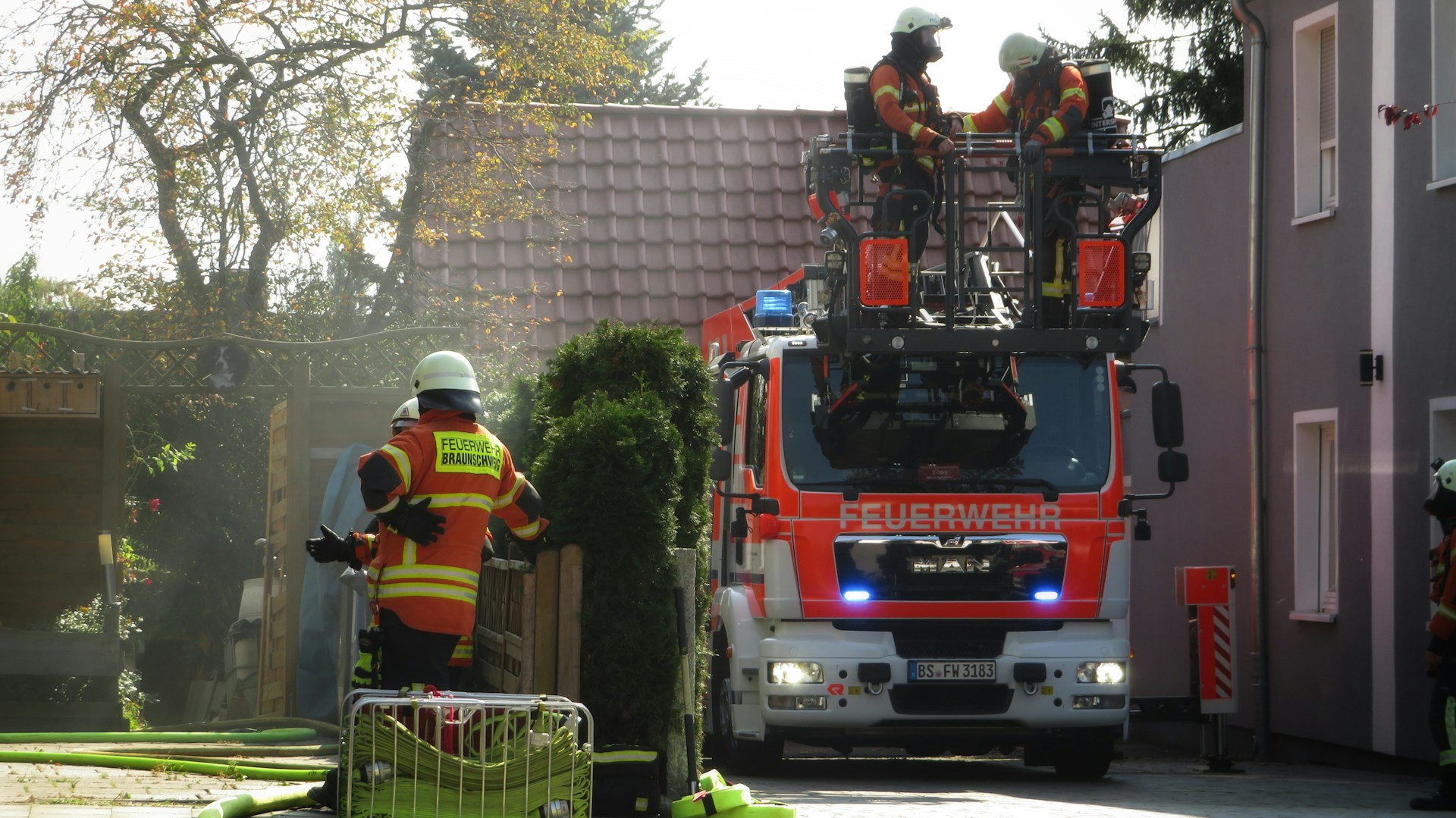 gray computer monitor