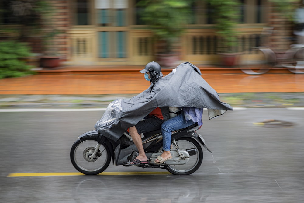 una persona que conduce una motocicleta con una cubierta