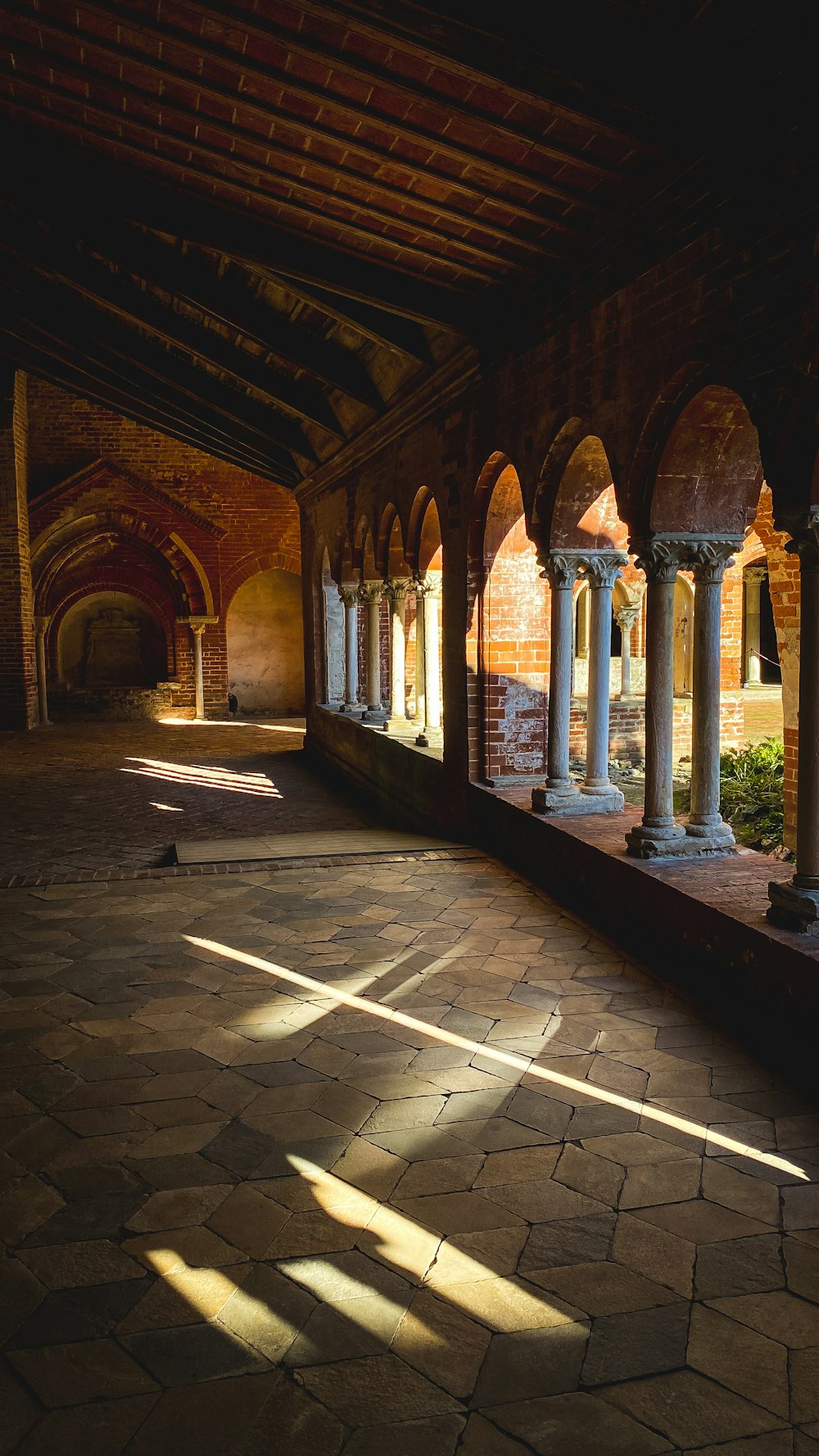 une grande salle avec des colonnes et une horloge au mur