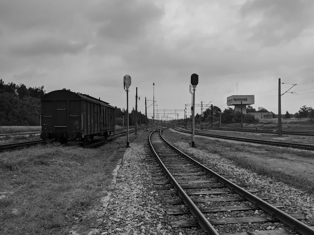 기차 트랙의 흑백 사진
