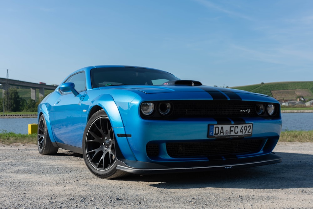 Un'auto sportiva blu parcheggiata sul ciglio della strada