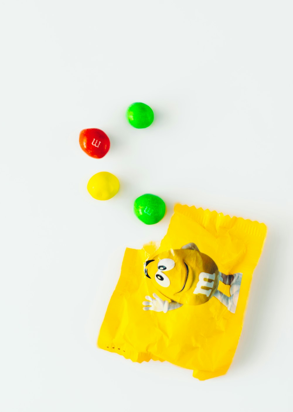 un sac de bonbons posé sur une table blanche