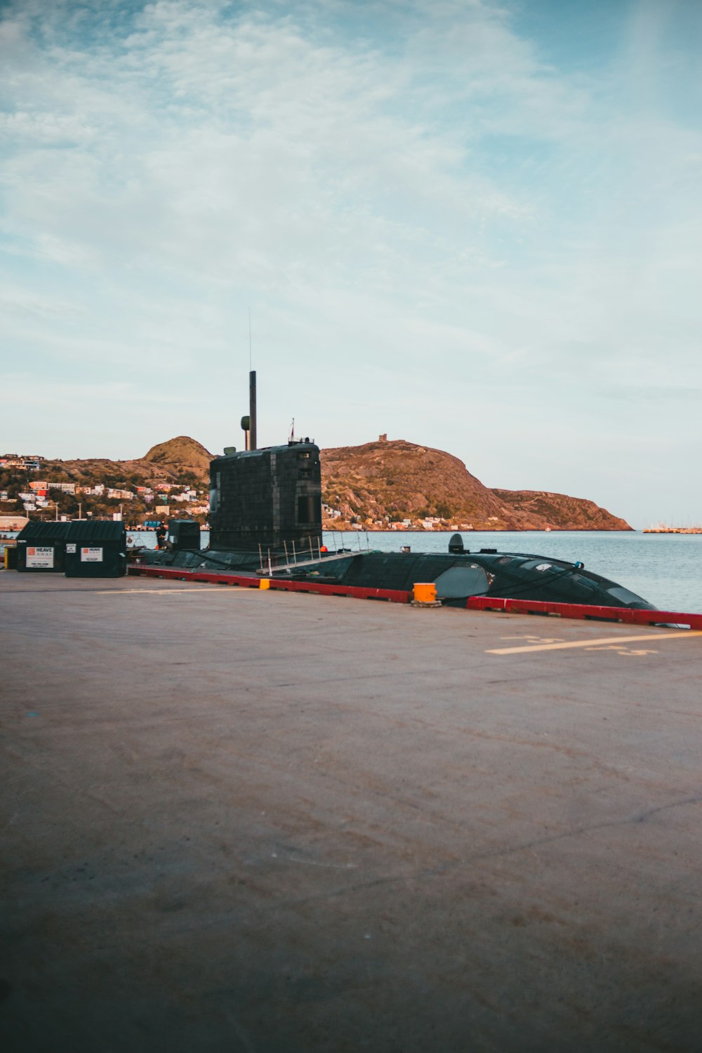 un bateau assis au milieu d’un parking